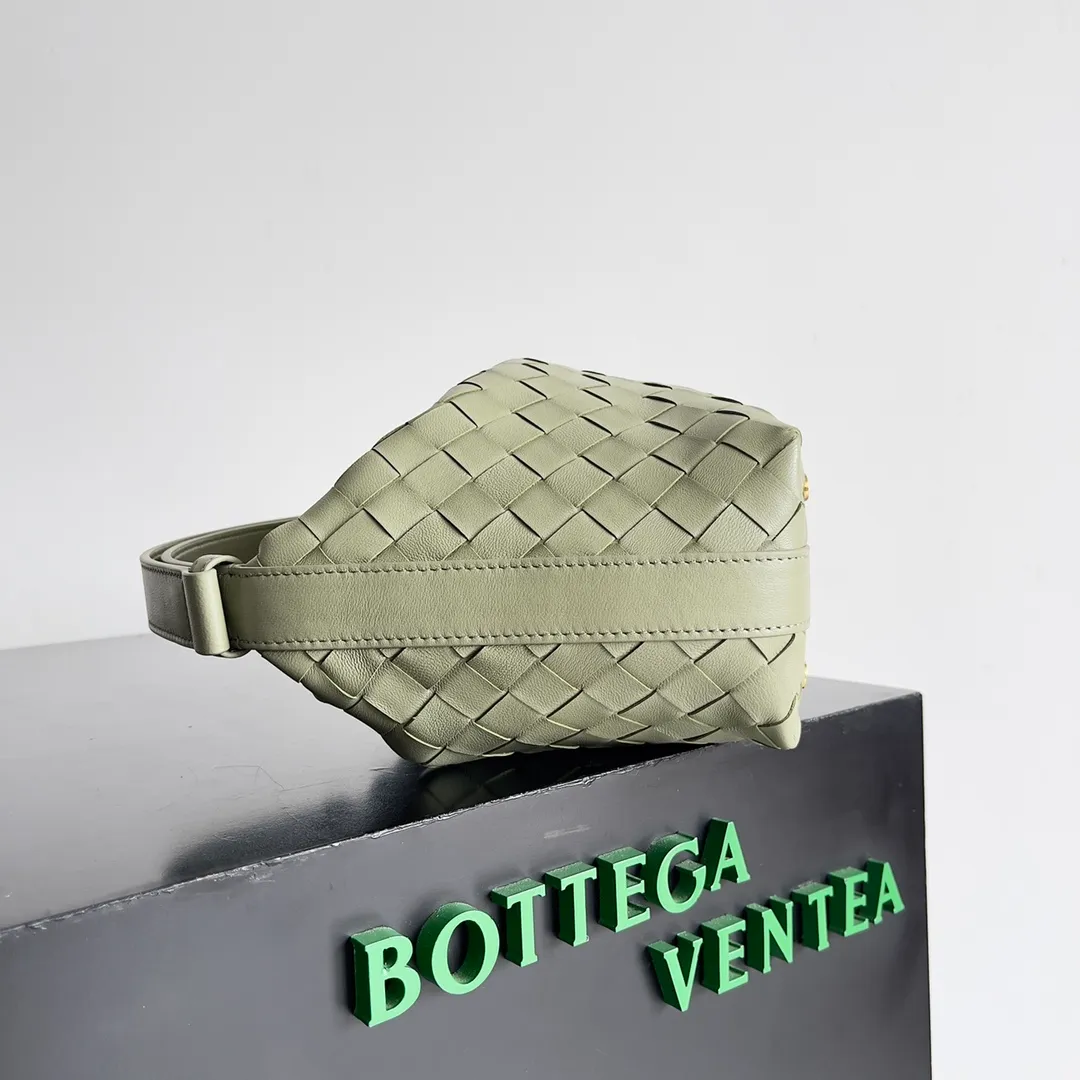 Batch 1360 It is predicted that BV Bottega’s lunch bag will be popular again this year. The entire bag is made of top nappa lambskin, which is very soft and lightweight. It also uses the intrecciato weaving process that the two founders spent several months developing from the beginning of the brand. It is completely hand-woven by Italian craftsmen. It perfectly reflects the craftsmanship of Bottega. The entire bag shape is also a very practical and popular lunch box bag type. The slightly curved arc of the bag mouth can also better fit our wrists. Style number: 754443 Size: 22*13*9